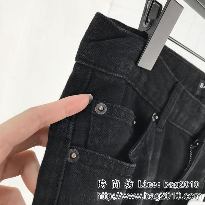 BALENCIAGA巴黎世家 特別款 18ss秋冬新款 男款牛仔褲 背後腰部字母印花款 ydi2250